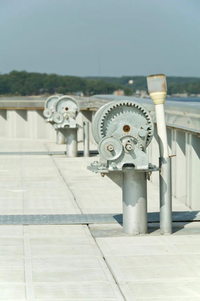 Model 23 doc winch used to secure heavy dock
